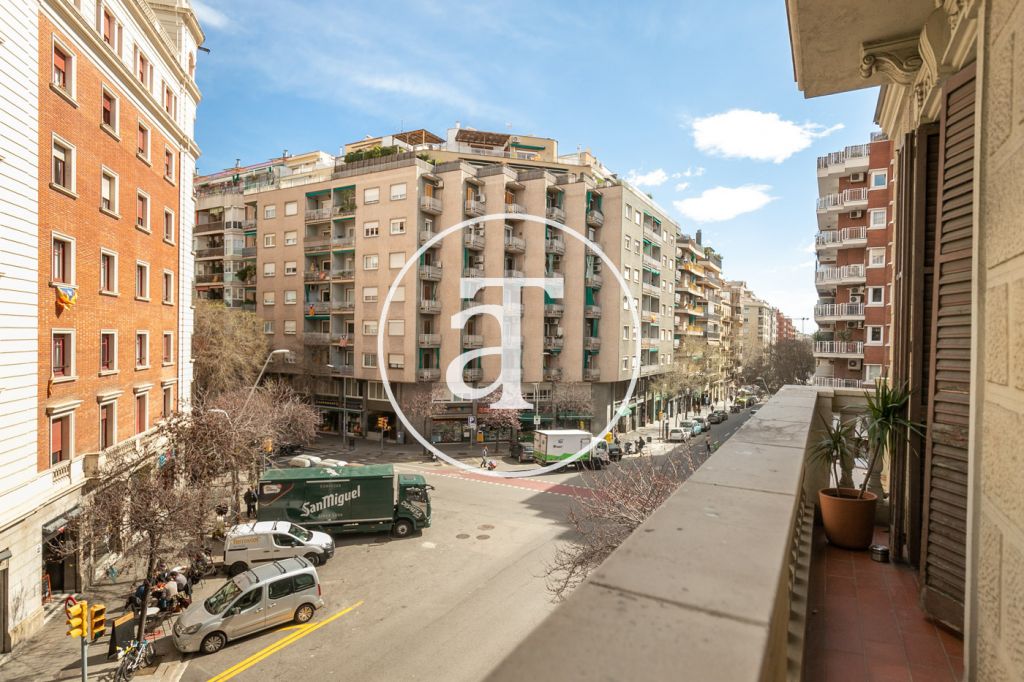 Bright, furnished and equipped apartment in Eixample Esquerra 25