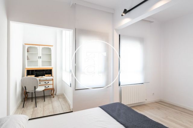 Ático de alquiler temporal con 3 habitaciones dobles y terraza en Sant Andreu 36
