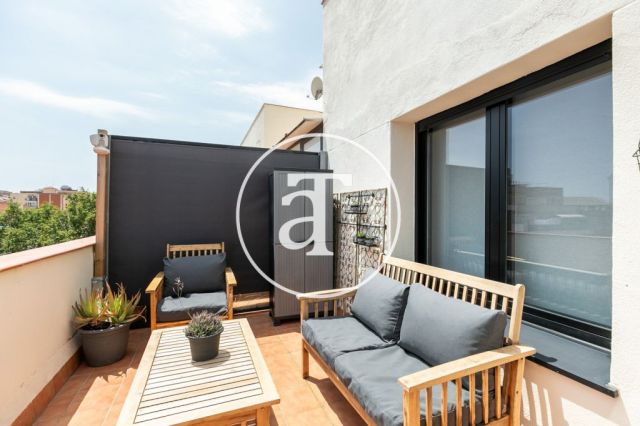 Ático de alquiler temporal con 3 habitaciones dobles y terraza en Sant Andreu