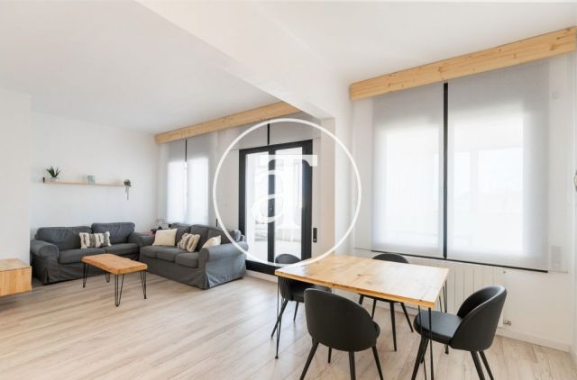 Ático de alquiler temporal con 3 habitaciones dobles y terraza en Sant Andreu 14