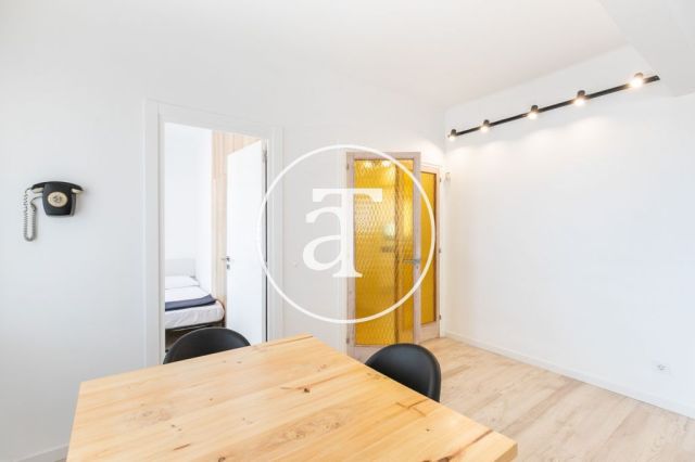 Ático de alquiler temporal con 3 habitaciones dobles y terraza en Sant Andreu 13