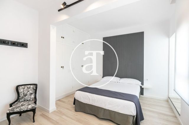 Ático de alquiler temporal con 3 habitaciones dobles y terraza en Sant Andreu 31
