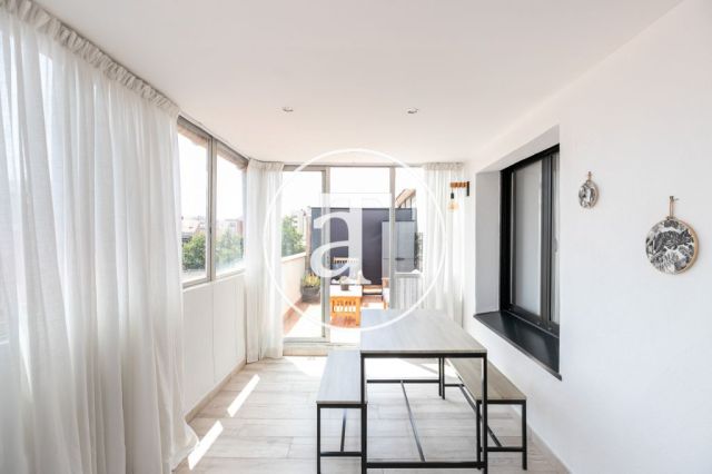 Ático de alquiler temporal con 3 habitaciones dobles y terraza en Sant Andreu 16