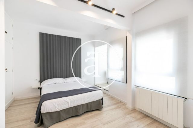 Ático de alquiler temporal con 3 habitaciones dobles y terraza en Sant Andreu 30