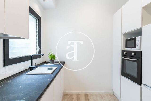 Ático de alquiler temporal con 3 habitaciones dobles y terraza en Sant Andreu 24
