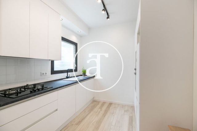 Ático de alquiler temporal con 3 habitaciones dobles y terraza en Sant Andreu 25