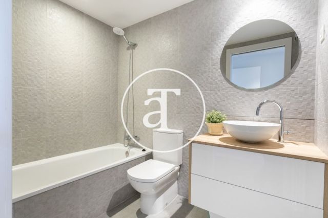 Location temporaire d'un appartement avec 2 chambres, studio et piscine chauffée à Plaza Europa 33