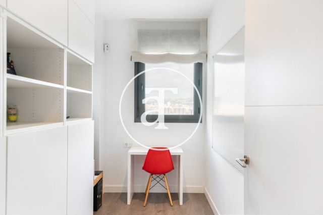 Location temporaire d'un appartement avec 2 chambres, studio et piscine chauffée à Plaza Europa 24