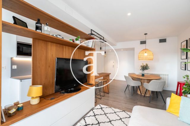 Location temporaire d'un appartement avec 2 chambres, studio et piscine chauffée à Plaza Europa 7