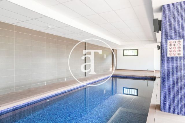 Location temporaire d'un appartement avec 2 chambres, studio et piscine chauffée à Plaza Europa 3