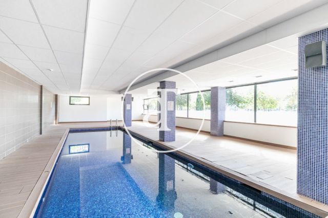 Location temporaire d'un appartement avec 2 chambres, studio et piscine chauffée à Plaza Europa