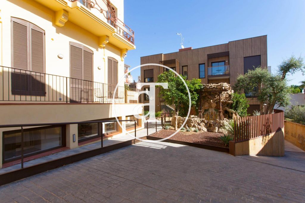Piso de alquiler temporal de 2 dormitorios, amplio balcón, y zona ajardinada en área residencial de Barcelona 25