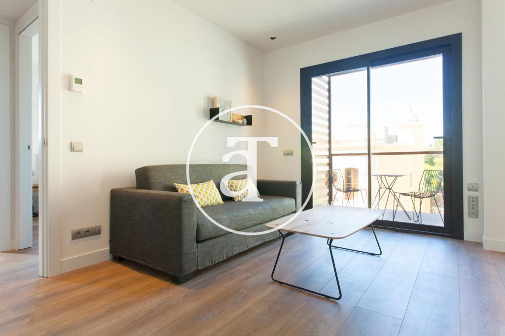 Monthly rental apartment with 2 bedrooms and 1 bathroom with large balcony and garden area in Gràcia
