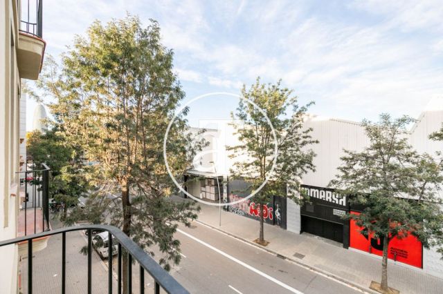 Piso de alquiler temporal de estreno de 2 habitaciones y terraza a un paso de la estación Llacuna 29