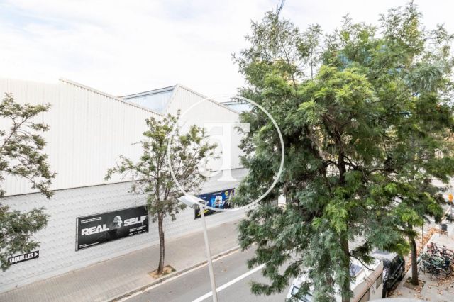 Piso de alquiler temporal de estreno de 2 habitaciones y terraza a un paso de la estación Llacuna 30