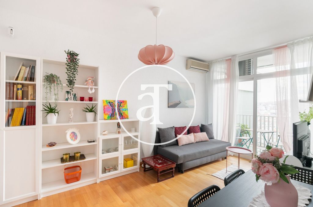 Piso de alquiler temporal de 3 habitaciones y terraza en Av. Meridiana