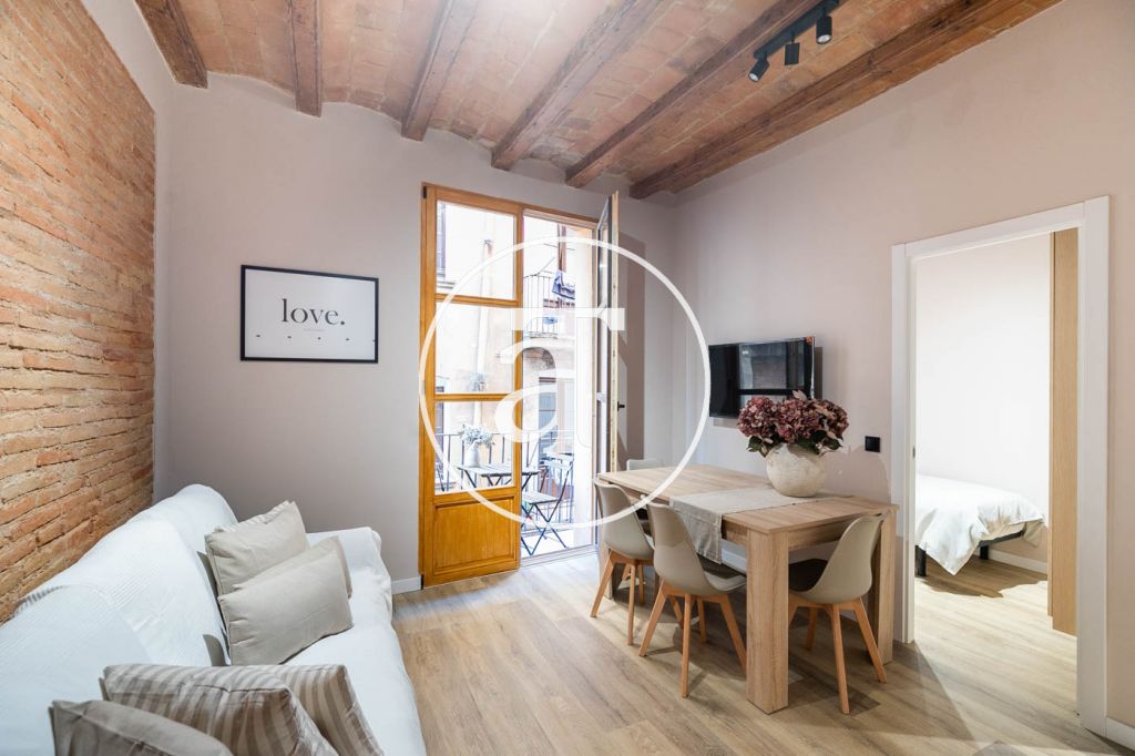 Monthly rental apartment with 3 bedrooms, in excellent condition close to La Rambla 2