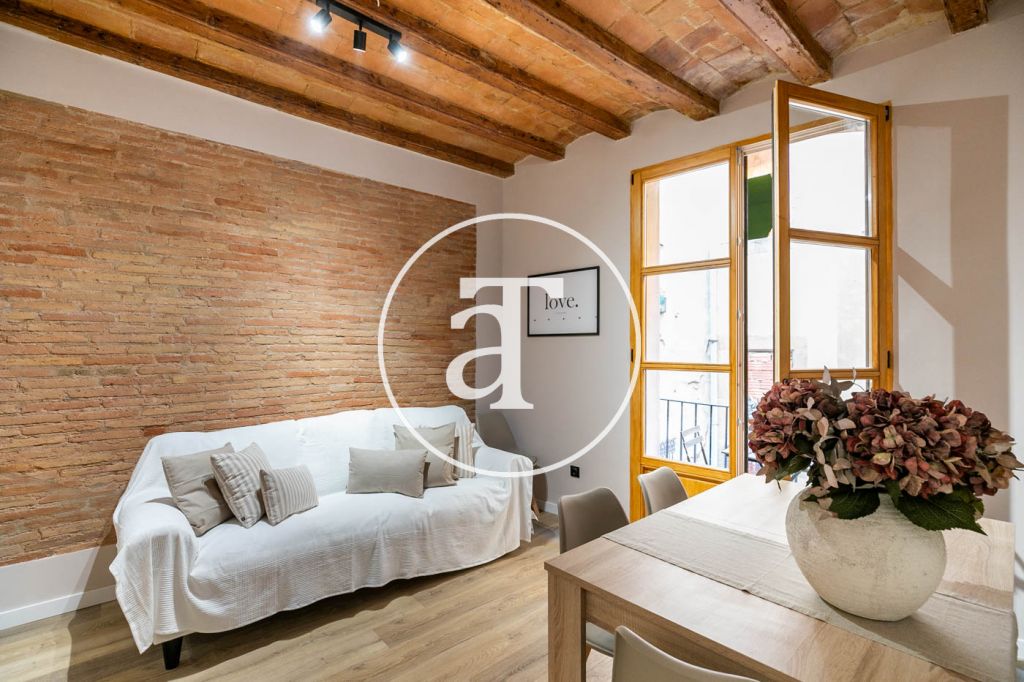 Monthly rental apartment with 3 bedrooms, in excellent condition close to La Rambla 1