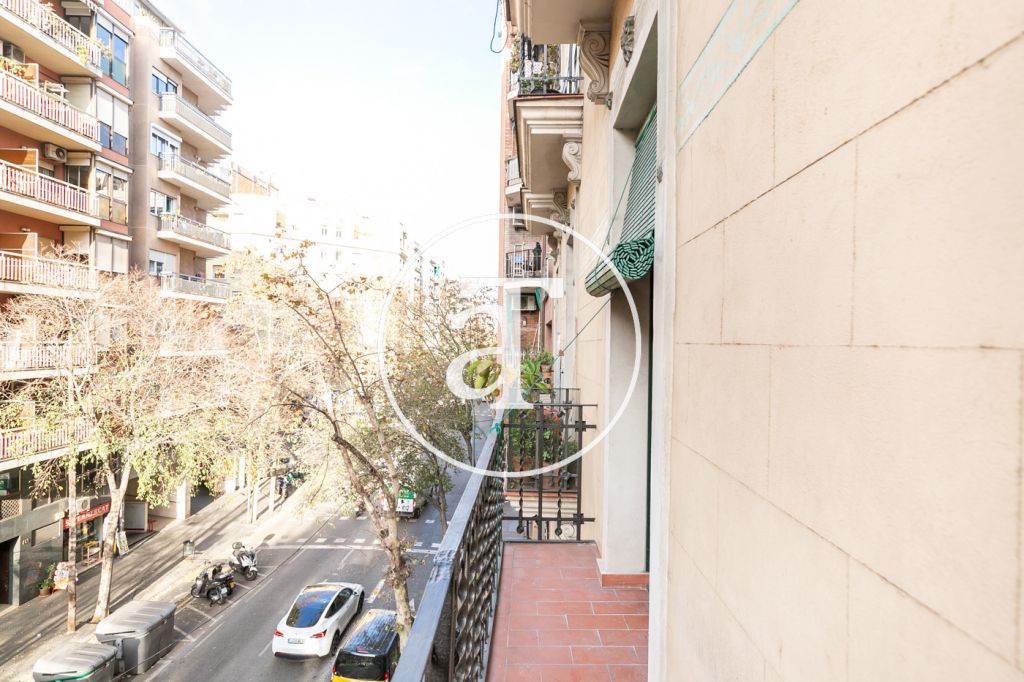 Brand new temporary rental apartment with 3 bedrooms and terrace, steps from the Sagrada Familia. 30