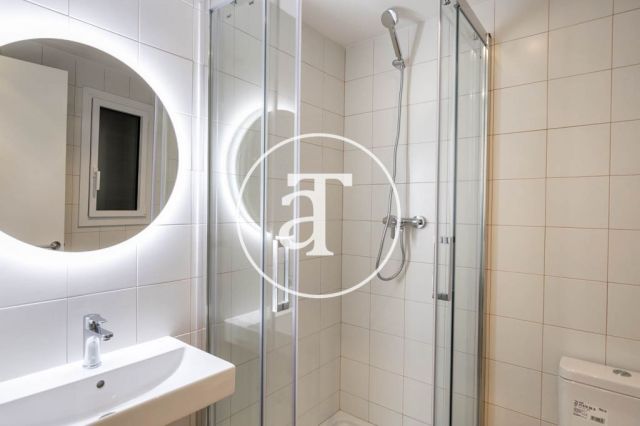 Monthly rental apartment with 3 bedrooms and terrace in El Clot 25