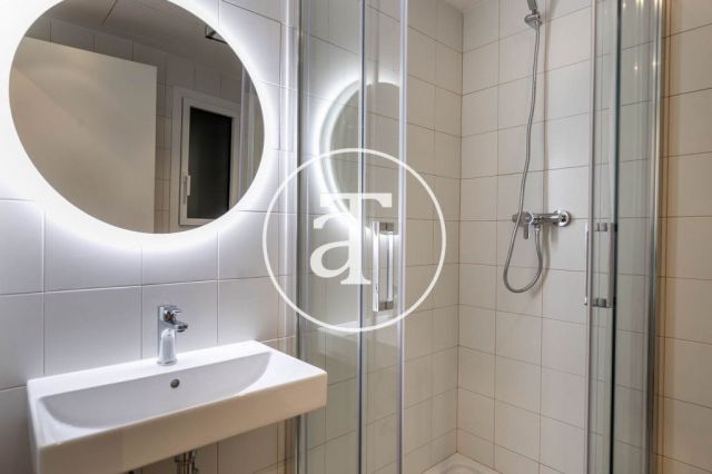 Monthly rental apartment with 3 bedrooms and terrace in El Clot 26