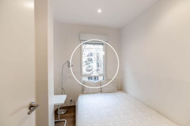 Monthly rental apartment with 3 bedrooms and terrace in El Clot 32