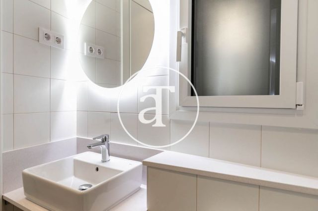 Monthly rental apartment with 3 bedrooms and terrace in El Clot 30