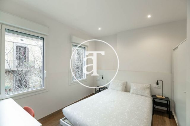 Monthly rental apartment with 3 bedrooms and terrace in El Clot 16