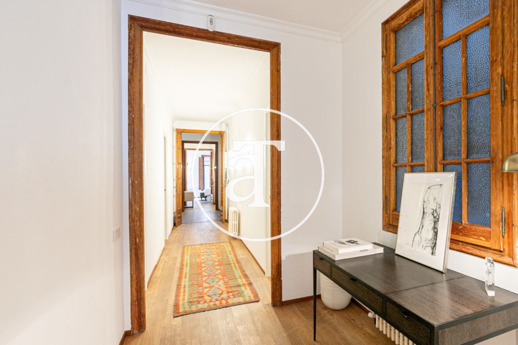 Piso de alquiler temporal de 3 habitaciones y un estudio en Carrer de Paris 16