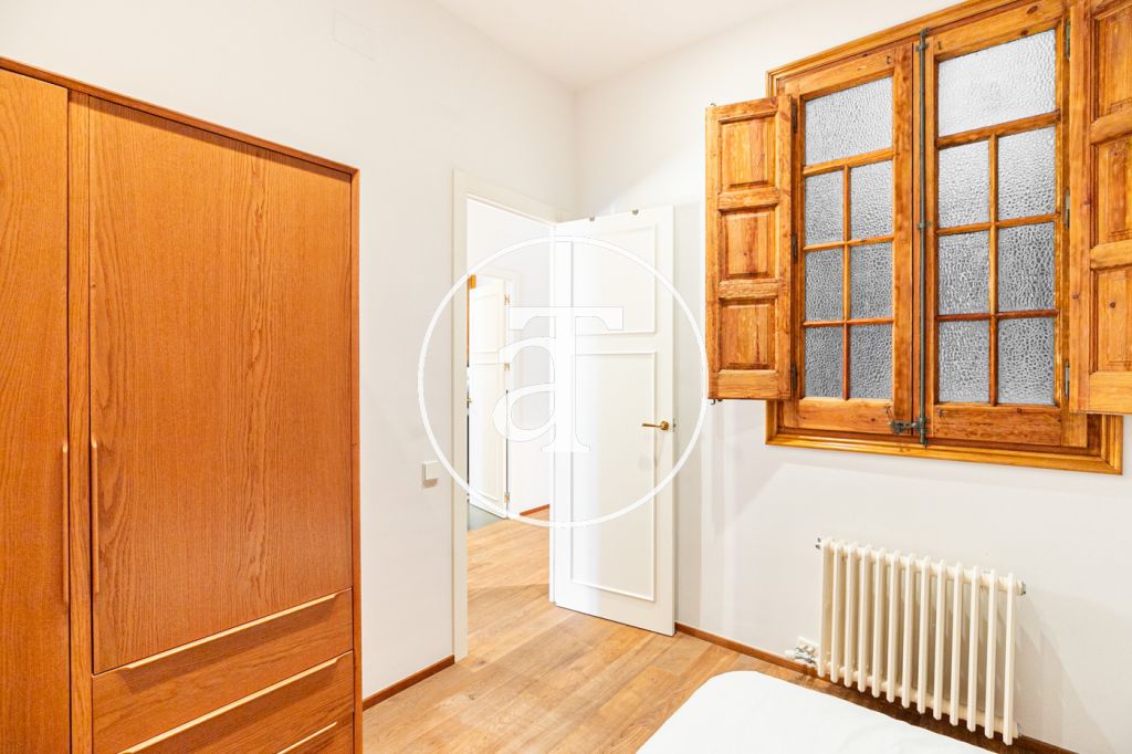 Piso de alquiler temporal de 3 habitaciones y un estudio en Carrer de Paris 38