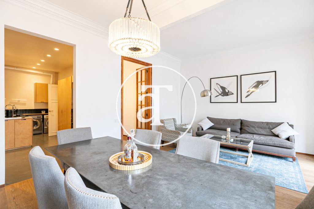 Piso de alquiler temporal de 3 habitaciones y un estudio en Carrer de Paris 4