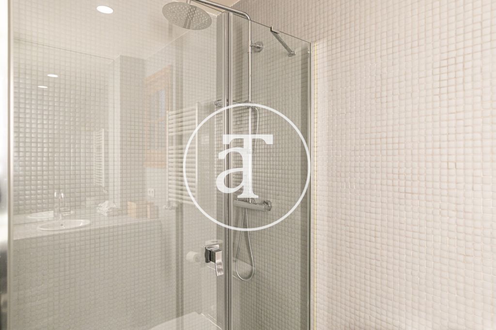 Piso de alquiler temporal de 3 habitaciones y un estudio en Carrer de Paris 21