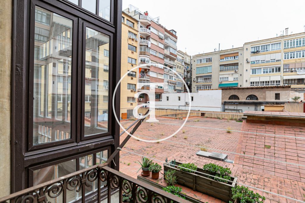 Piso de alquiler temporal de 3 habitaciones y un estudio en Carrer de Paris 9