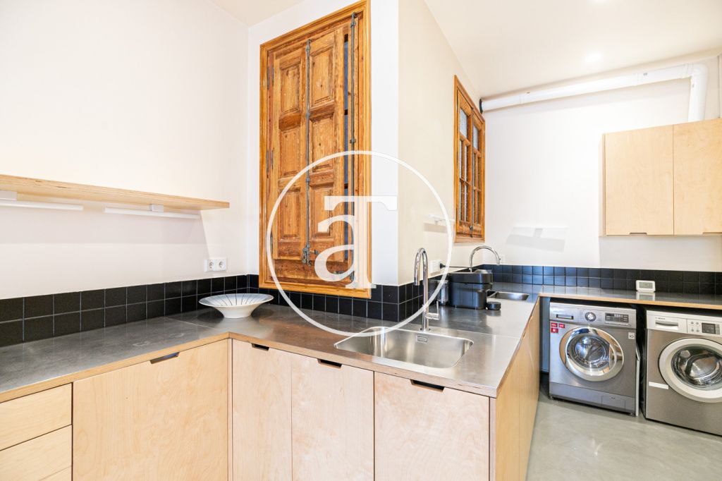 Piso de alquiler temporal de 3 habitaciones y un estudio en Carrer de Paris 13