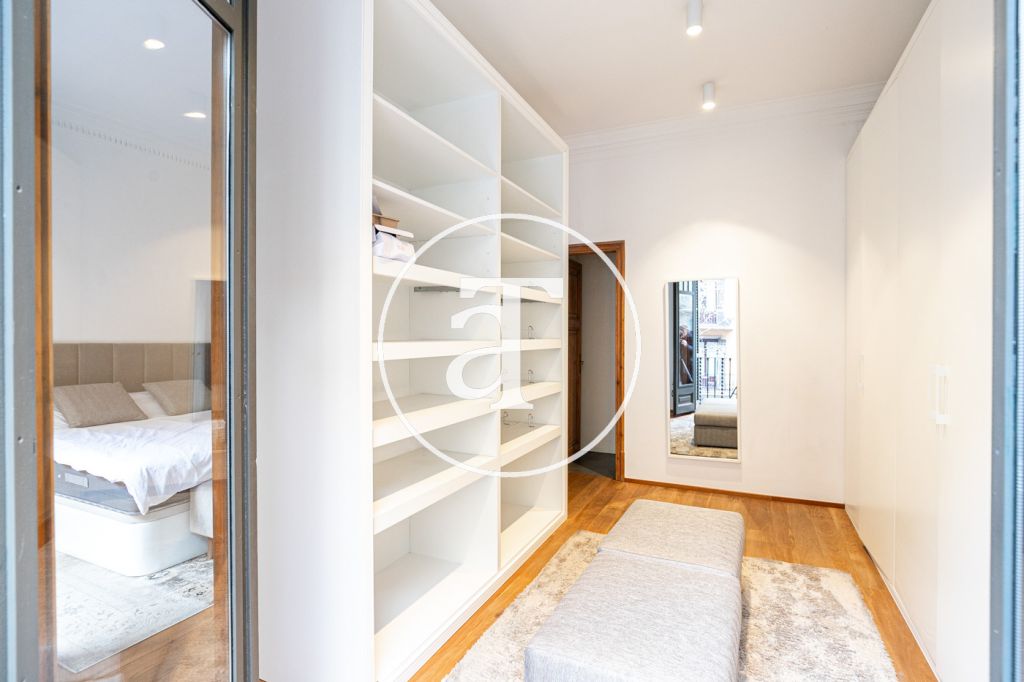 Piso de alquiler temporal de 3 habitaciones y un estudio en Carrer de Paris 31