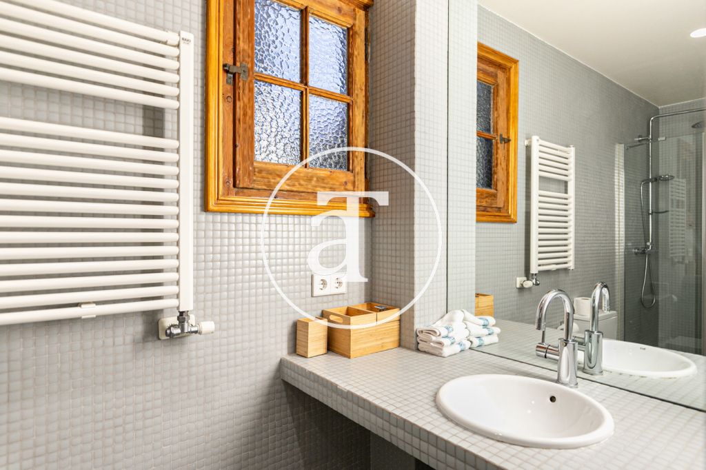 Piso de alquiler temporal de 3 habitaciones y un estudio en Carrer de Paris 22