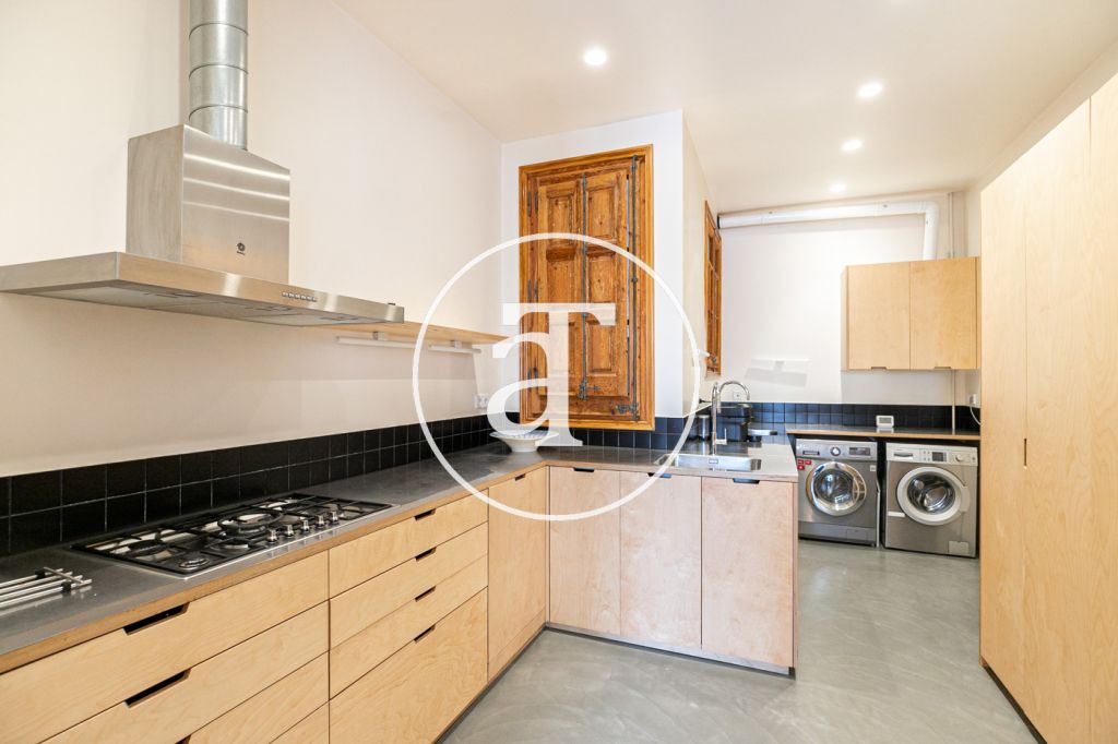 Piso de alquiler temporal de 3 habitaciones y un estudio en Carrer de Paris 11