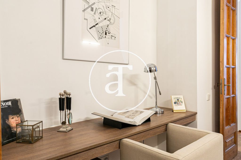 Piso de alquiler temporal de 3 habitaciones y un estudio en Carrer de Paris 25