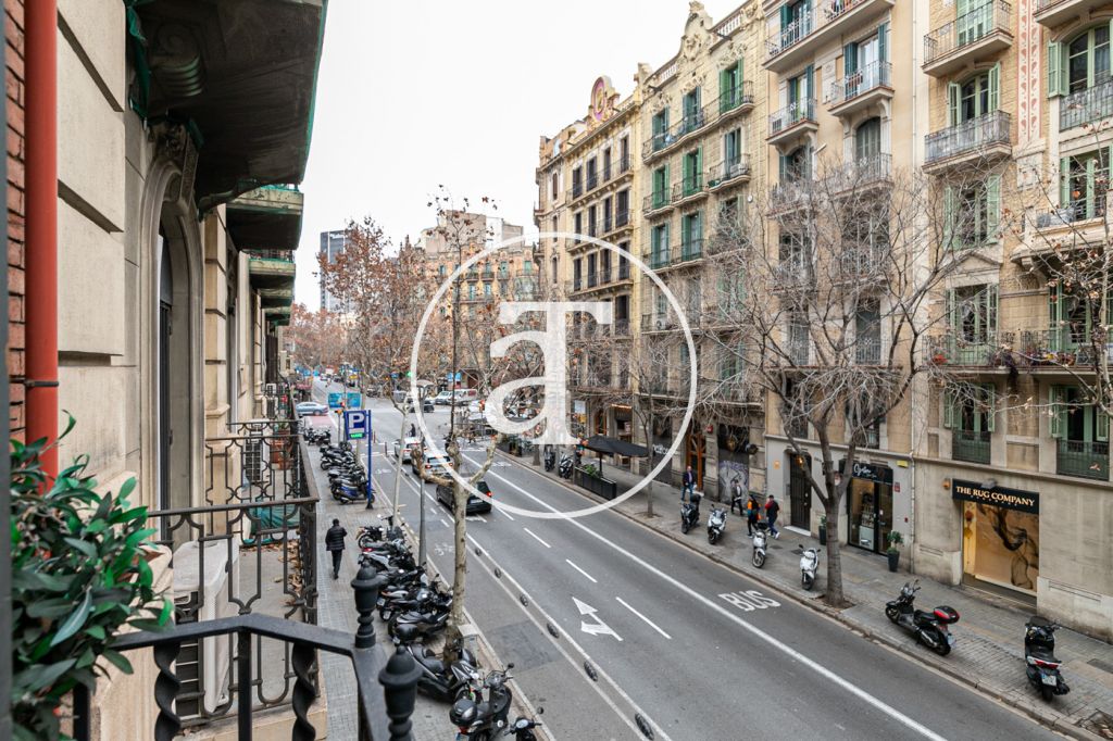 Piso de alquiler temporal de 3 habitaciones y un estudio en Carrer de Paris 33
