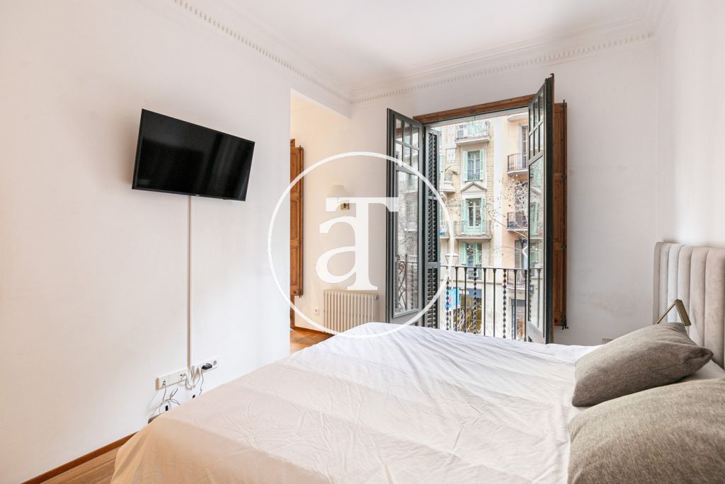 Piso de alquiler temporal de 3 habitaciones y un estudio en Carrer de Paris 28