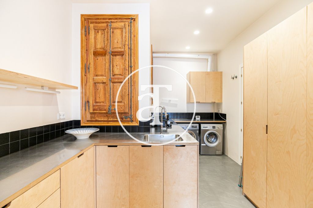 Piso de alquiler temporal de 3 habitaciones y un estudio en Carrer de Paris 12