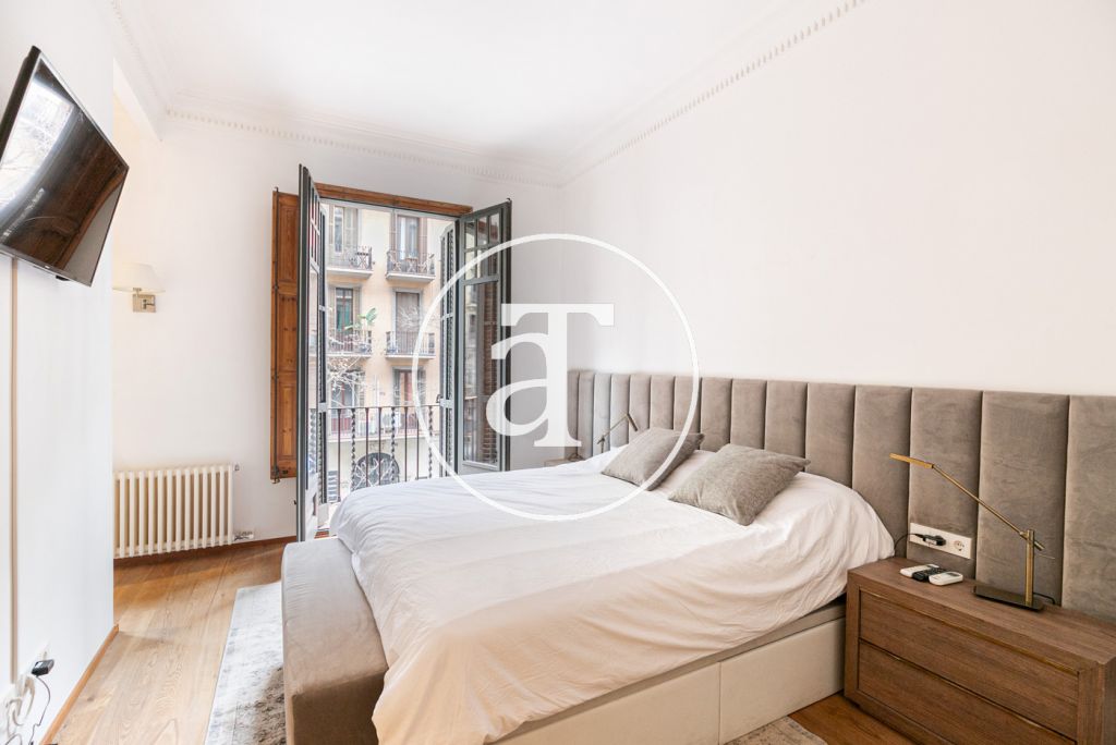 Piso de alquiler temporal de 3 habitaciones y un estudio en Carrer de Paris 27