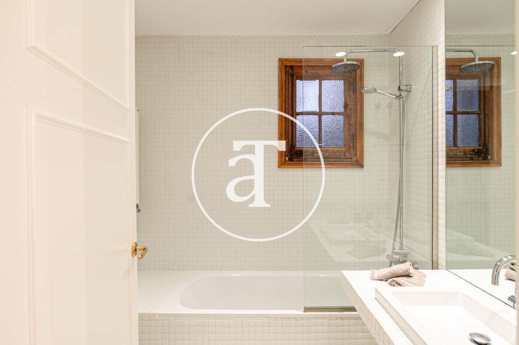 Piso de alquiler temporal de 3 habitaciones y un estudio en Carrer de Paris 40