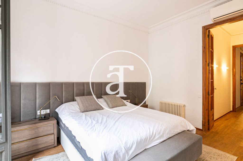 Piso de alquiler temporal de 3 habitaciones y un estudio en Carrer de Paris 34