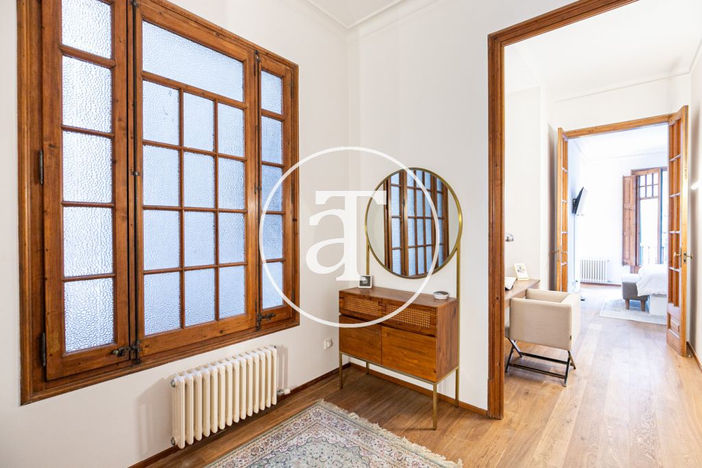 Piso de alquiler temporal de 3 habitaciones y un estudio en Carrer de Paris 24