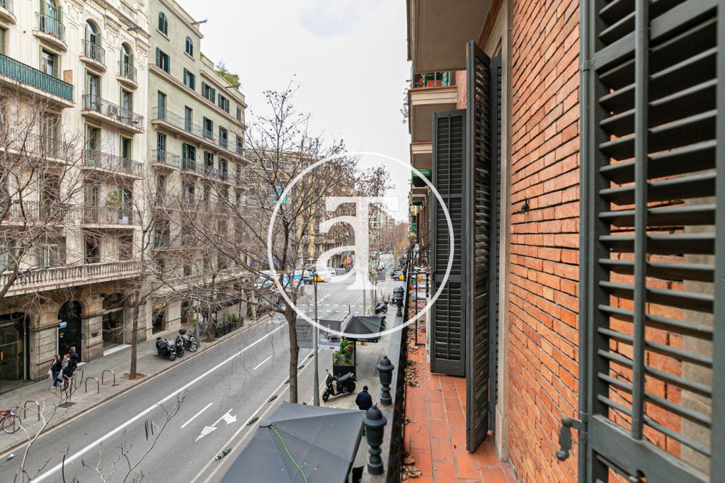 Piso de alquiler temporal de 3 habitaciones y un estudio en Carrer de Paris 32