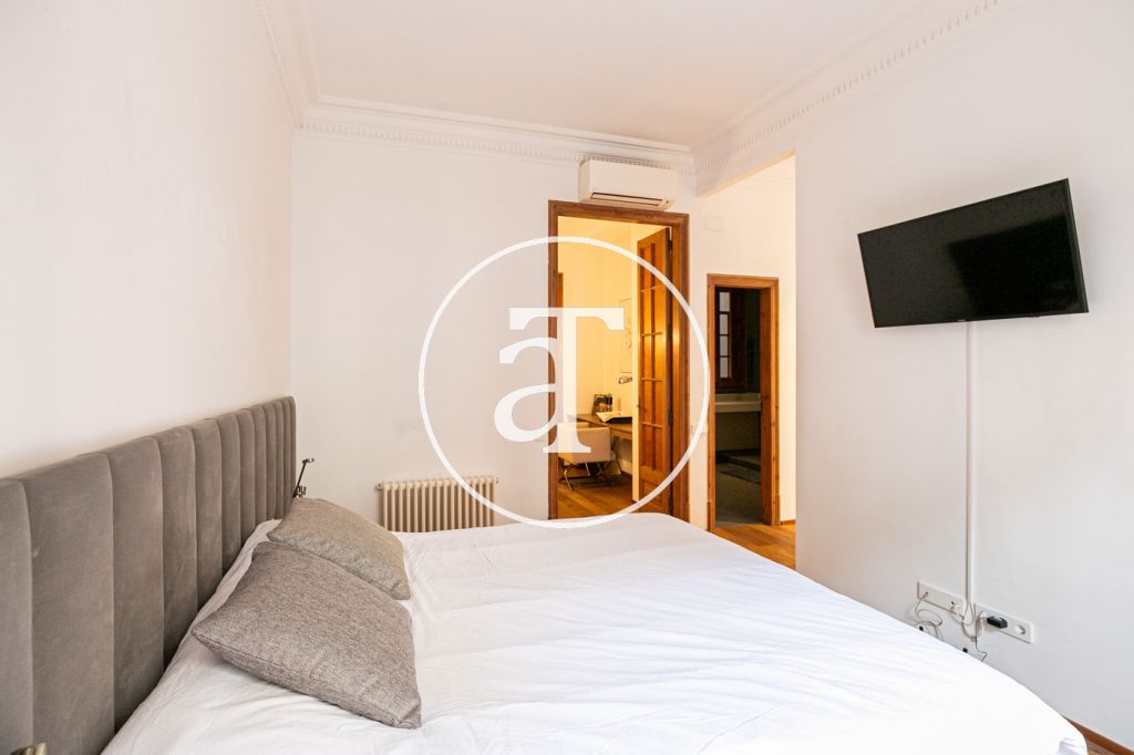 Piso de alquiler temporal de 3 habitaciones y un estudio en Carrer de Paris 35