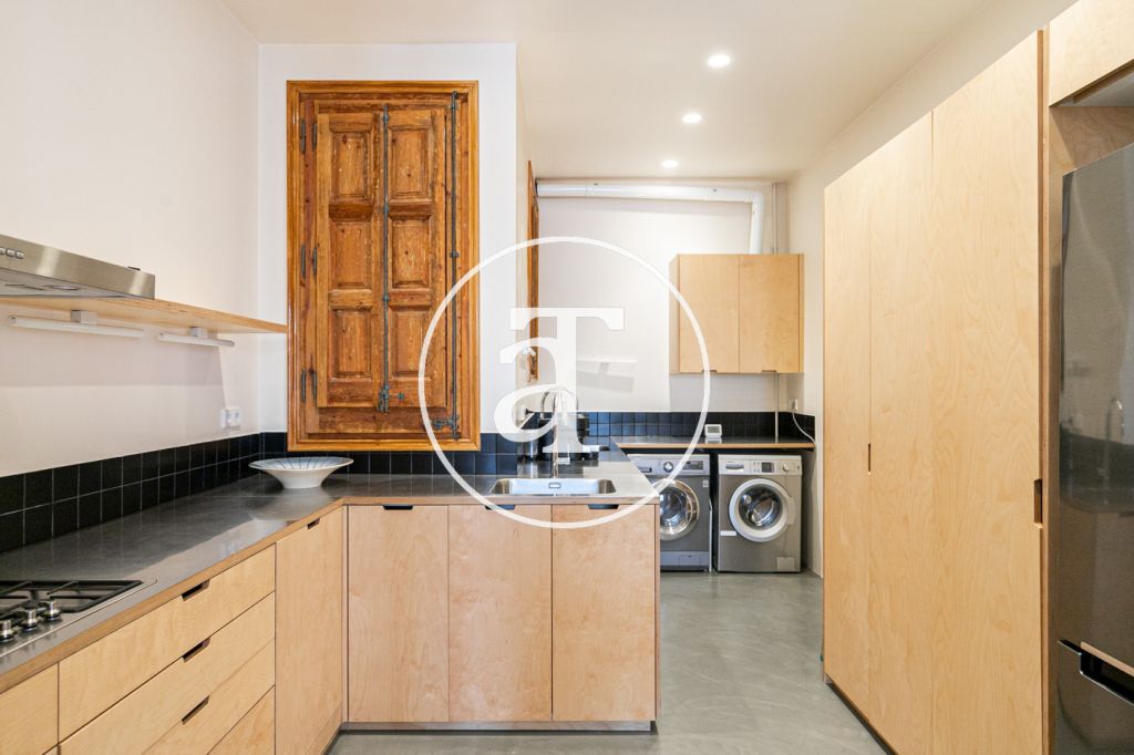 Piso de alquiler temporal de 3 habitaciones y un estudio en Carrer de Paris 10