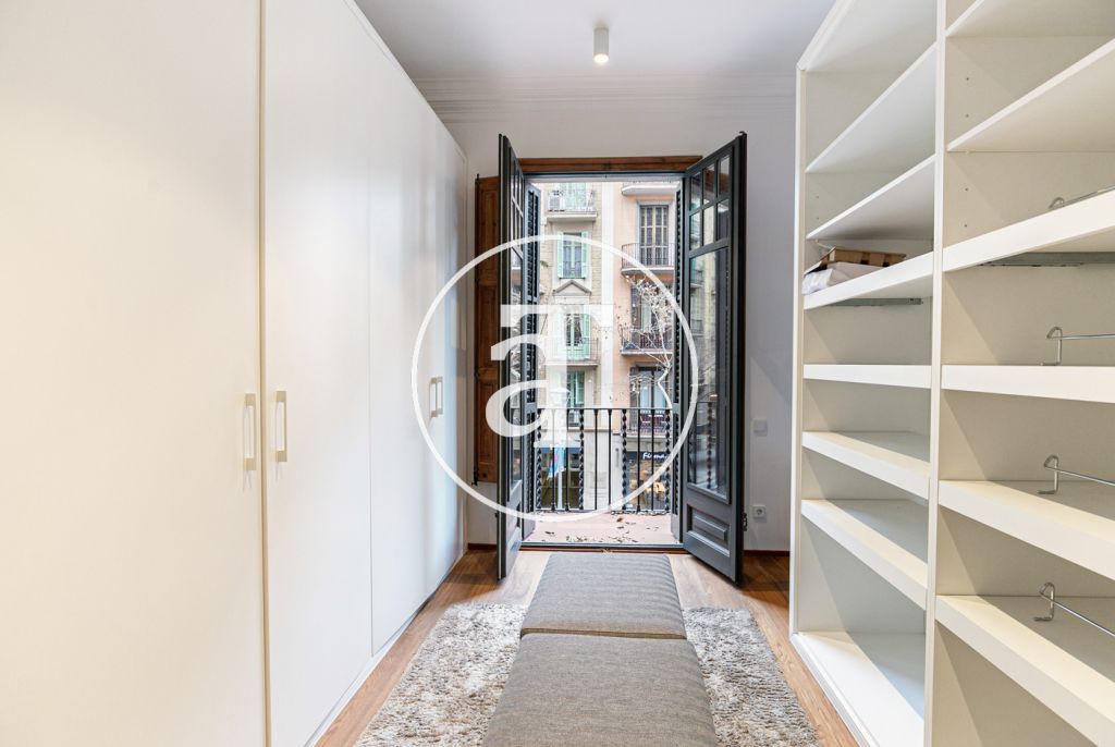 Piso de alquiler temporal de 3 habitaciones y un estudio en Carrer de Paris 30