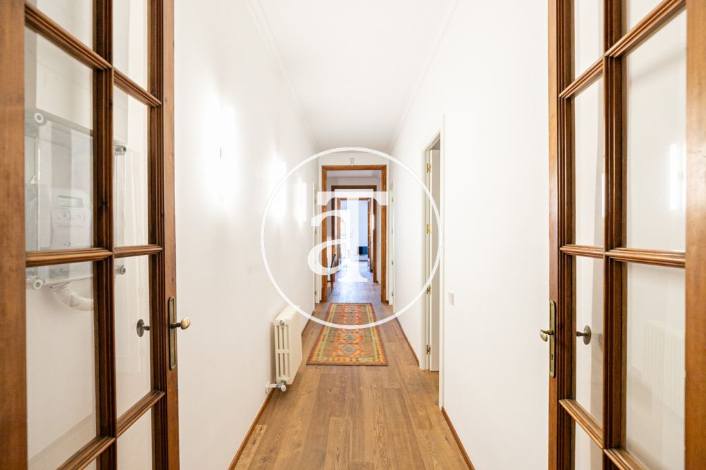 Piso de alquiler temporal de 3 habitaciones y un estudio en Carrer de Paris 41